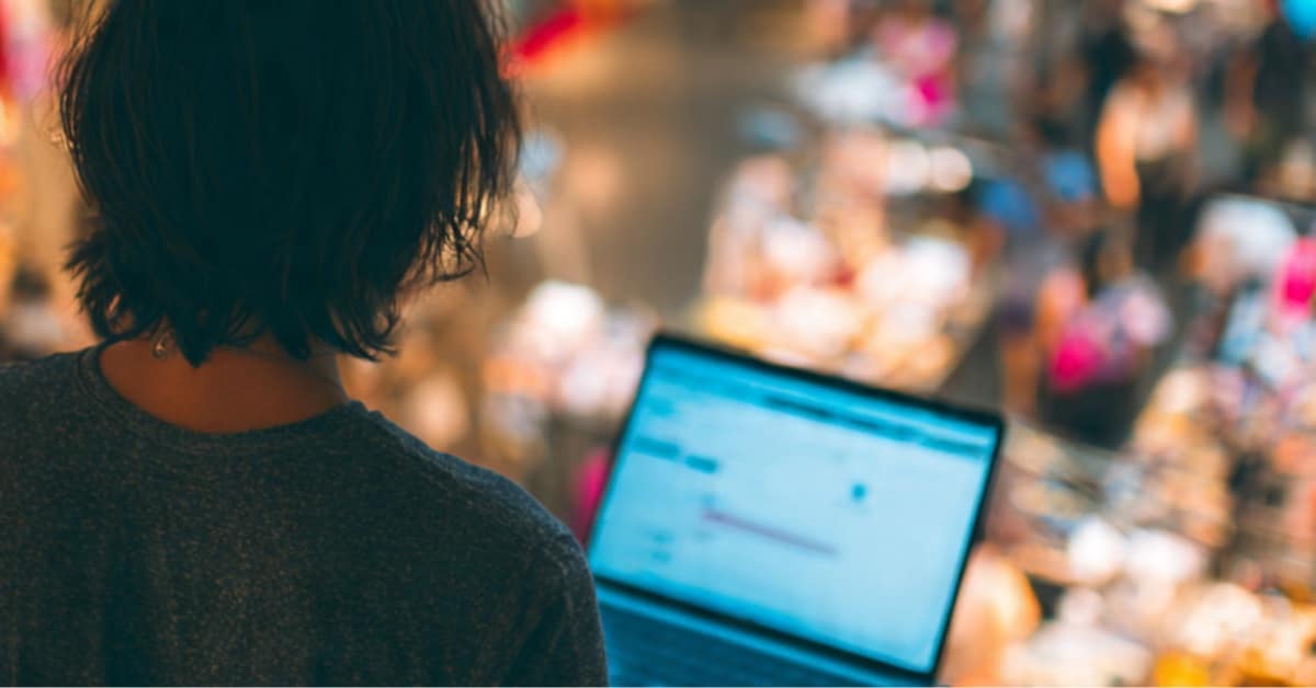 A supervisor using software to manage promoters and merchandising teams in a mall