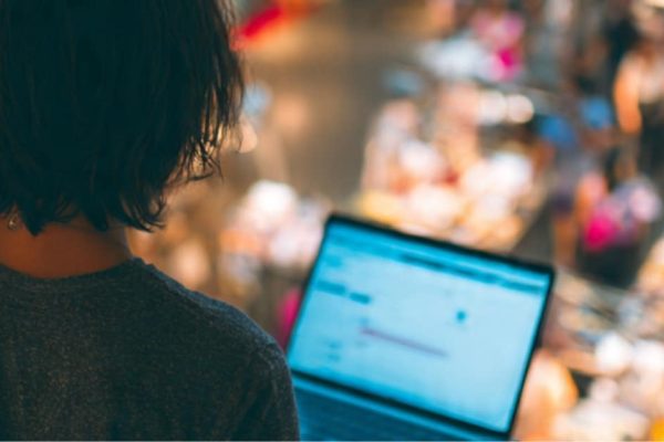 A supervisor using software to manage promoters and merchandising teams in a mall