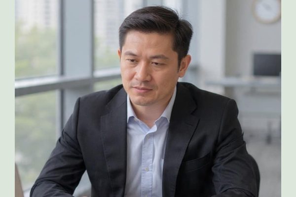 Malaysian entrepreneur reviewing the steps to set up a Sdn Bhd